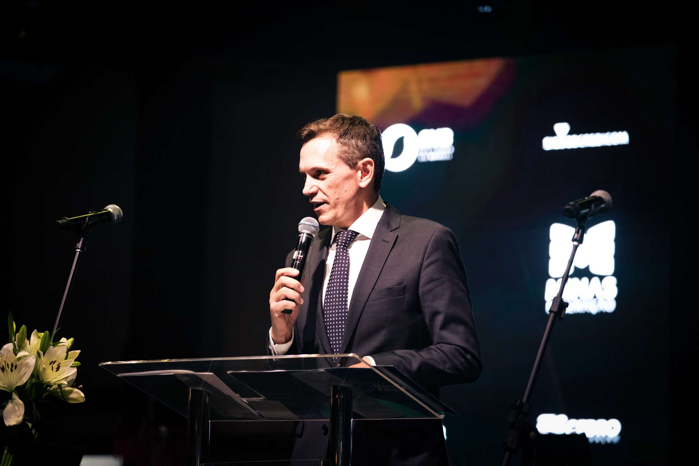 by Paulo Henrique Colen e Leandro Guerreiro